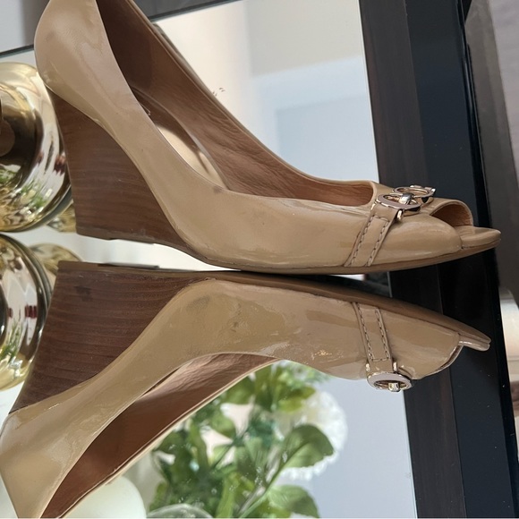 Coach monogram C tan beige patent leather open-toed wedge - Picture 6 of 9